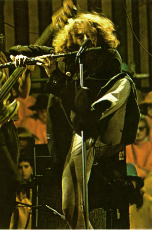 Laurdag stod legendariske <b>Jethro Tull</b> på scena i Vardhallen i Haugesund. Sein opning av dørene, ei scene plassert altfor høgt, og til tider slapp lyd drog ned inntrykket. Men det kunne likevel ikkje ta vekk karismaen til Ian Anderson og resten av bandet.